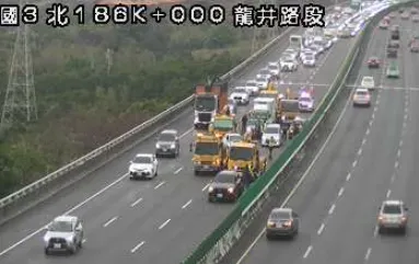 快訊/國3南下龍井段5轎車、1貨車追撞　下班尖峰+返鄉車潮回堵2公里