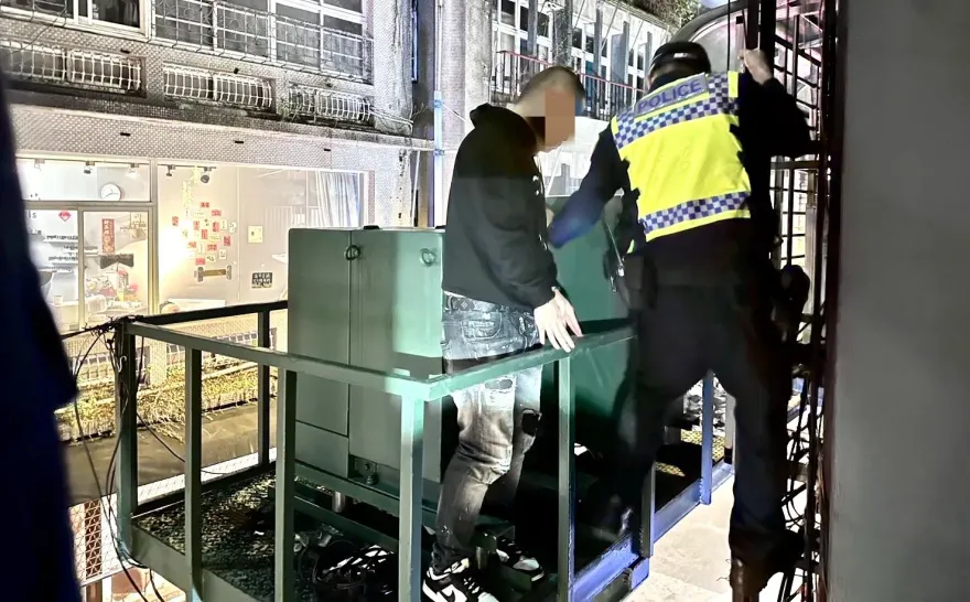 通緝男旅館遇警臨檢爬窗躲變電箱　警抓包逮人查獲毒咖啡