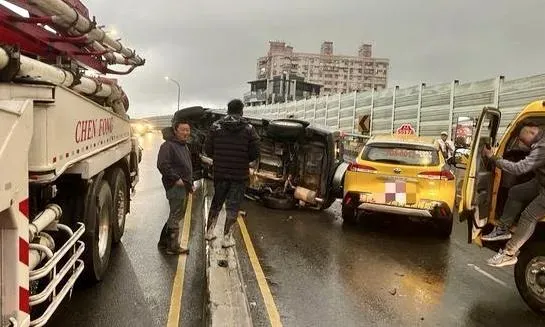 快訊/新北浮洲橋對撞車禍　自小客衝對向波及2車翻覆