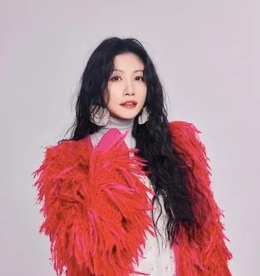 李千娜挺肚黃尚禾唱歌忙胎教　再婚小孩告誡「媽媽很辛苦，拜託你照顧」