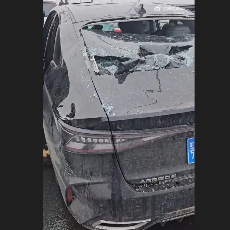 影/恐怖「冰柱雨」狂襲！武漢多座大橋行車遭狠砸　駕駛爆血求救