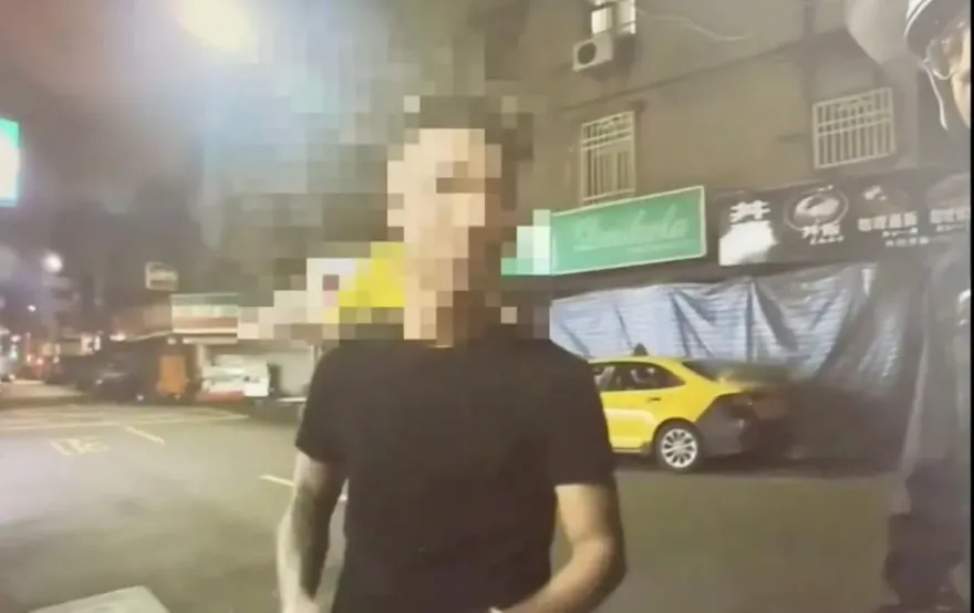影/毒蟲見巡邏警裝沒事丟包毒品　被抓包裝傻說是「垃圾」下場慘了
