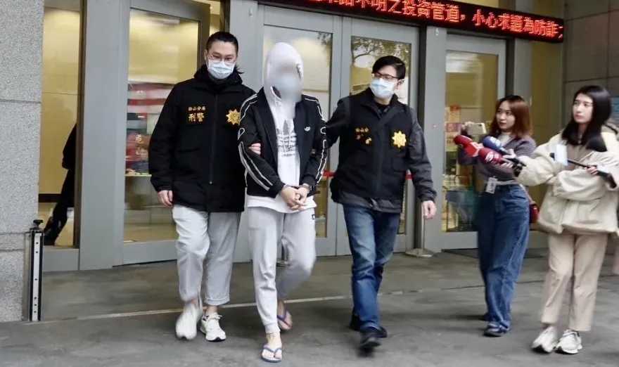 快訊/移送畫面曝！陳沂被打「灰衣男」遭拘提　否認涉案仍堅稱「車上睡覺」
