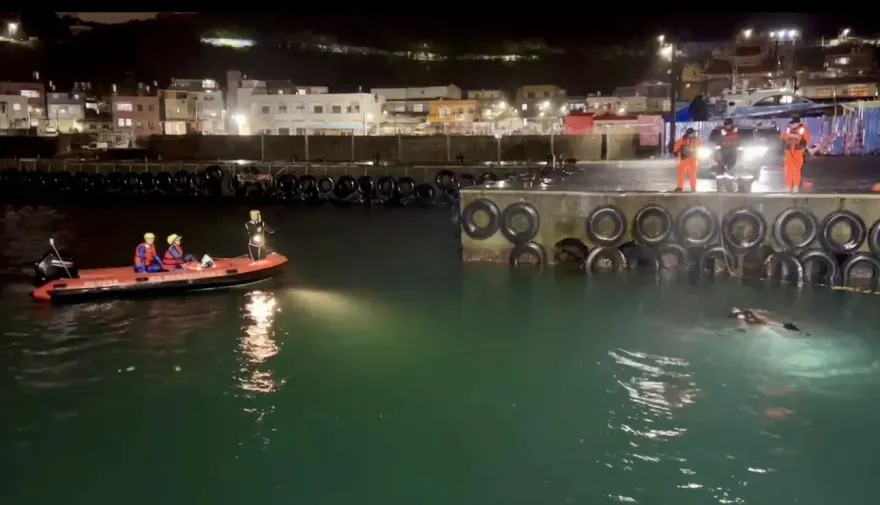 快訊/落水瞬間曝！基隆外木山漁港轎車墜海　海巡警消人員下水救援