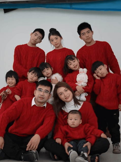 想「湊齊十二生肖」！網紅人妻13年生9胎　一家11口拍全家福迎新年