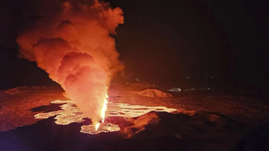 冰島西南部火山再爆發！「藍潟湖」急封閉　熔岩淹沒地熱管線影響上千居民