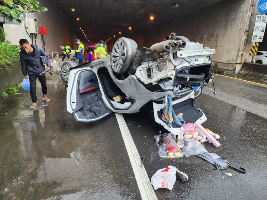 快訊/除夕返鄉出車禍？疑天雨路滑　萬瑞公路「轎車烏龜翻」…2人送醫