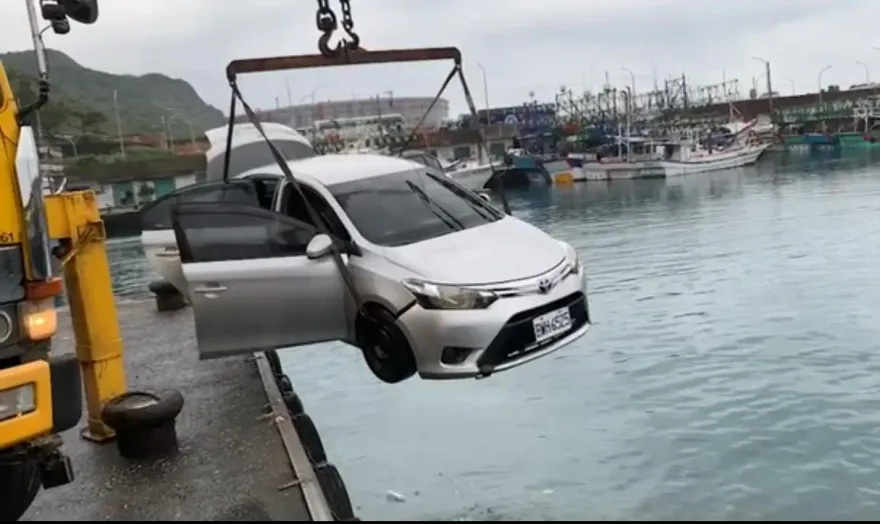 快訊/基隆協和莊漁港墜海轎車吊起　尚未發現失蹤者持續搜救