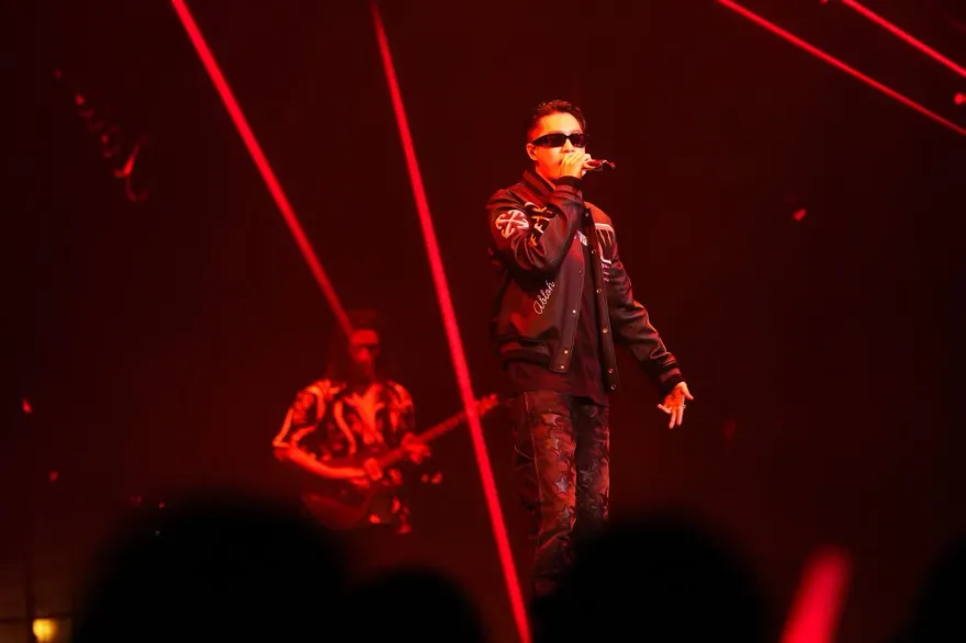 周湯豪攜手明華園跨界演出「非常過癮」！與千名學生共演炸翻
