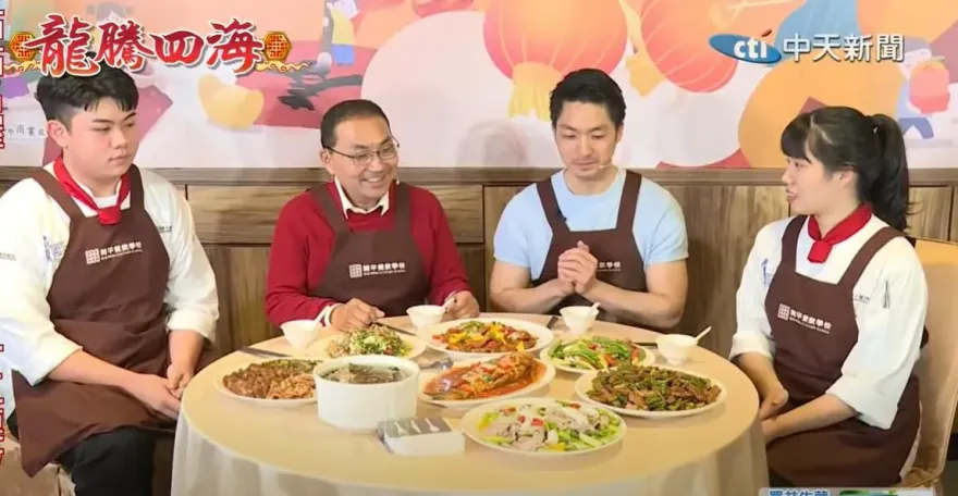 影/侯友宜、蔣萬安「煮夫PK」除夕上菜！他邊煮邊唱《告白氣球》拚了