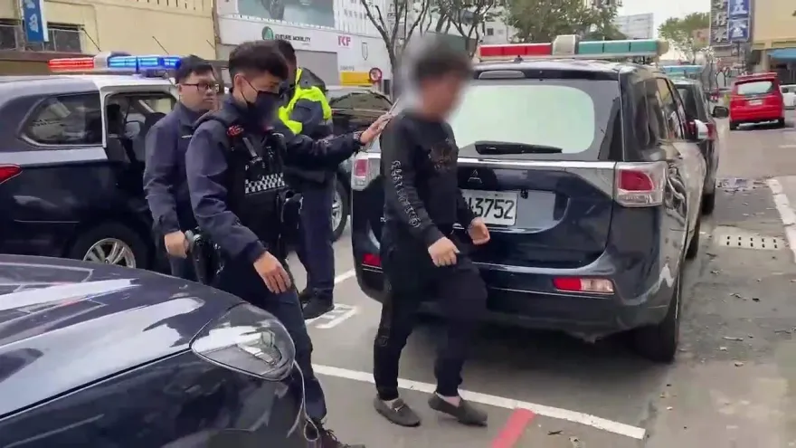 快訊/台中保時捷飛撞14台車！肇逃車主與乘客到案辯：身體不適先離開