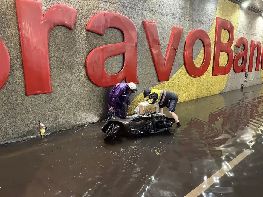 影/板橋一夜暴雨！騎士誤入淹水地下道慘摔　警方即刻救援