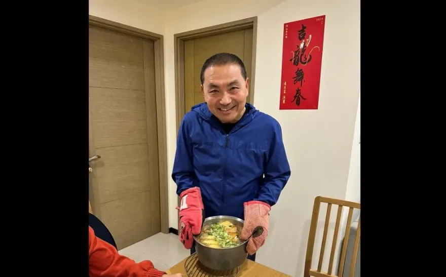 侯友宜年夜飯親下廚溫馨感恩妻女！煲湯祝福民眾「吉龍舞春」