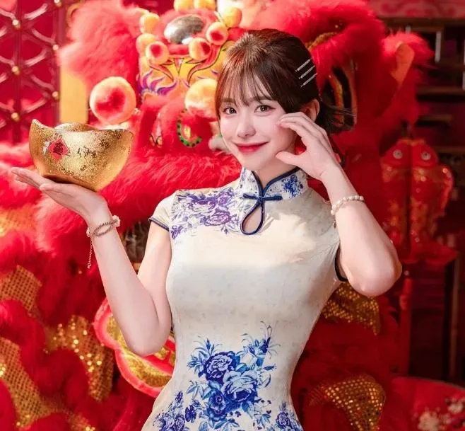影/李多慧來了！火辣水蛇腰美照連發賀除夕　穿旗袍裝甜喊「包你爽歪歪」