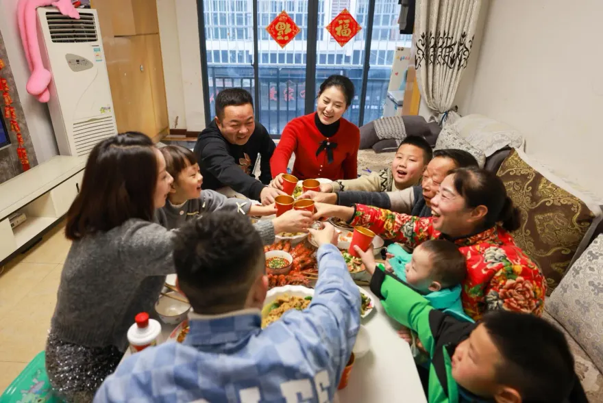陸年輕人注重春節「儀式感」！9成受訪者堅持吃年夜飯、貼春聯、大掃除