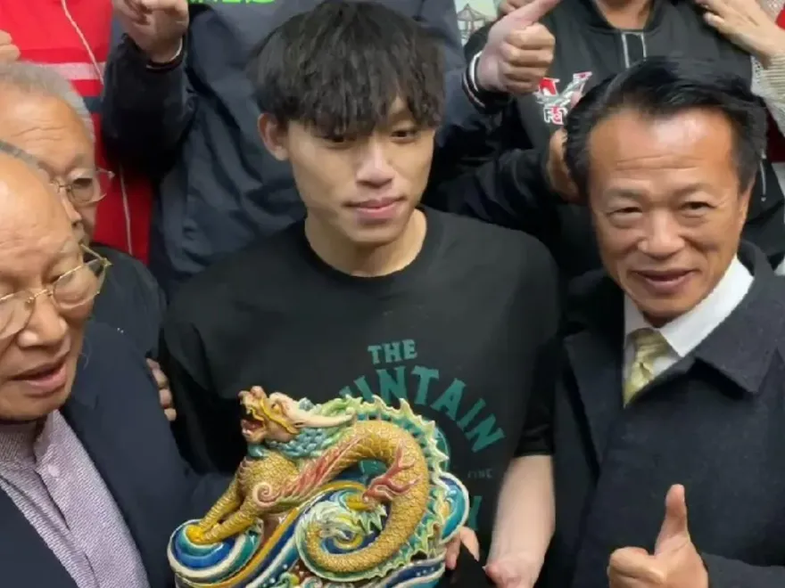 影/嘉義新港奉天宮搶頭香！「前2人摔倒」21歲東海帥氣男大生奪得