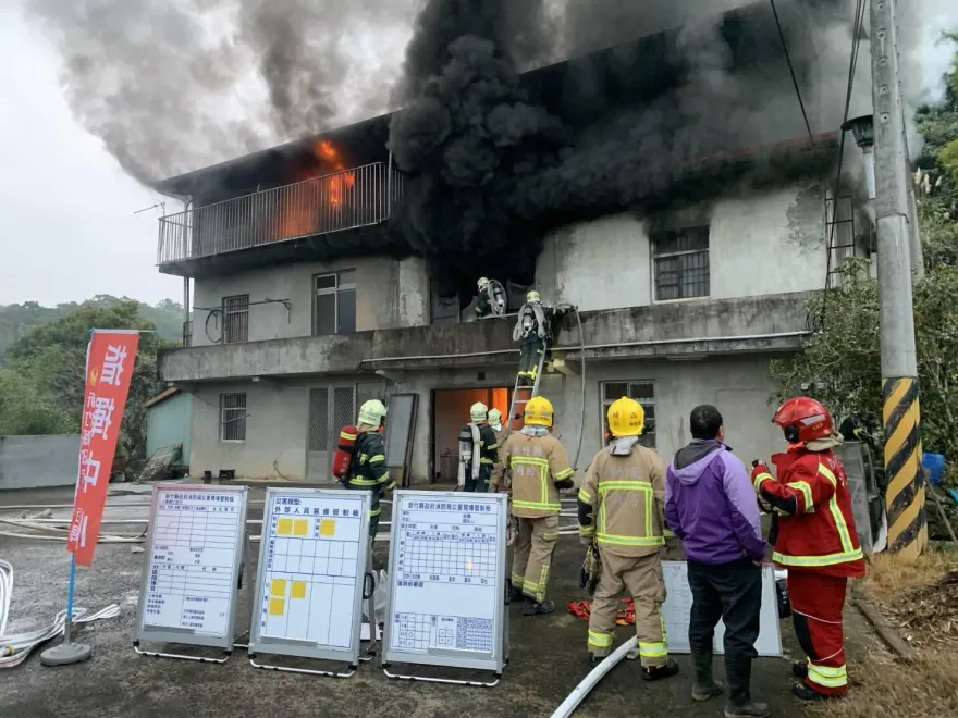 快訊/新竹關西民宅大火！3層樓全面燃燒　36歲男受困屋內慘亡