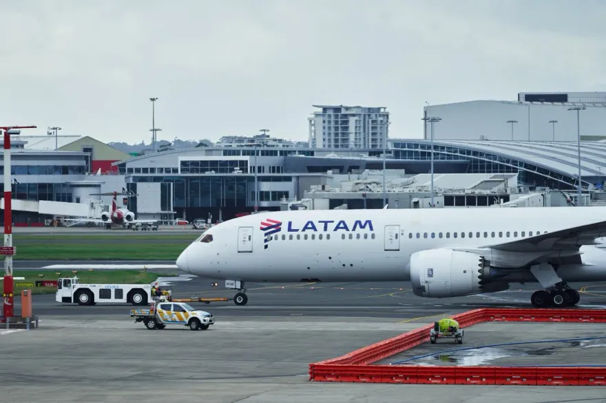 影/南美航空飛機低空飛行時機輪脫離　驚險降落畫面曝