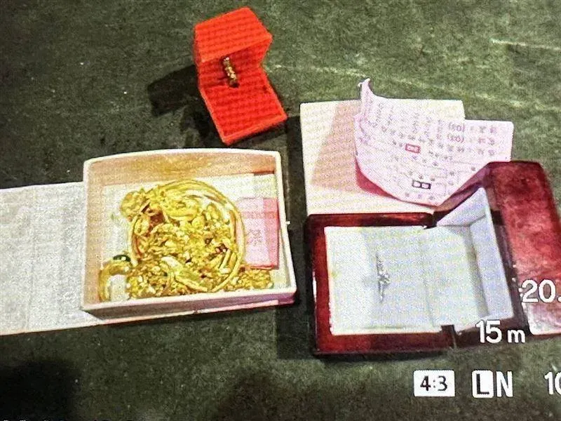除夕失而復得！20萬黃金鑽石誤丟垃圾車　糊塗男忍惡臭翻遍垃圾山