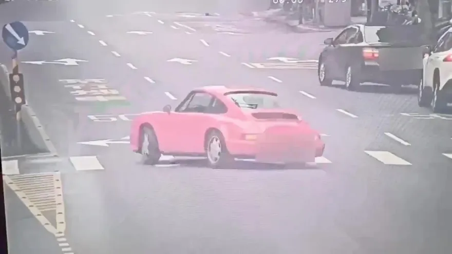 影/「經典車」險又-1！北市男駕駛保時捷911打滑　整車跨上分隔島