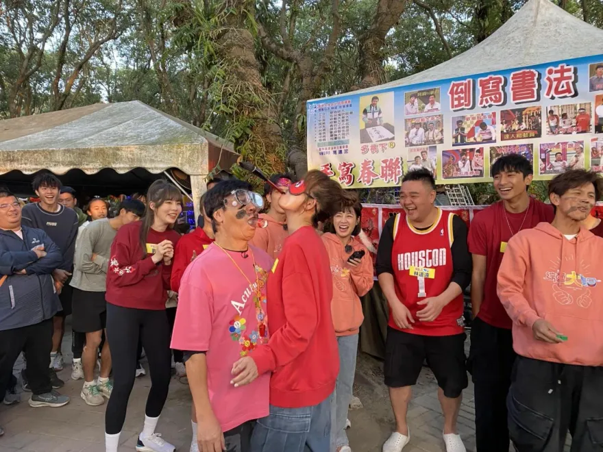 電視圈國寶合體！鄭仲茵矇眼咬毛筆對胡瓜做1事　他臉全黑崩潰了