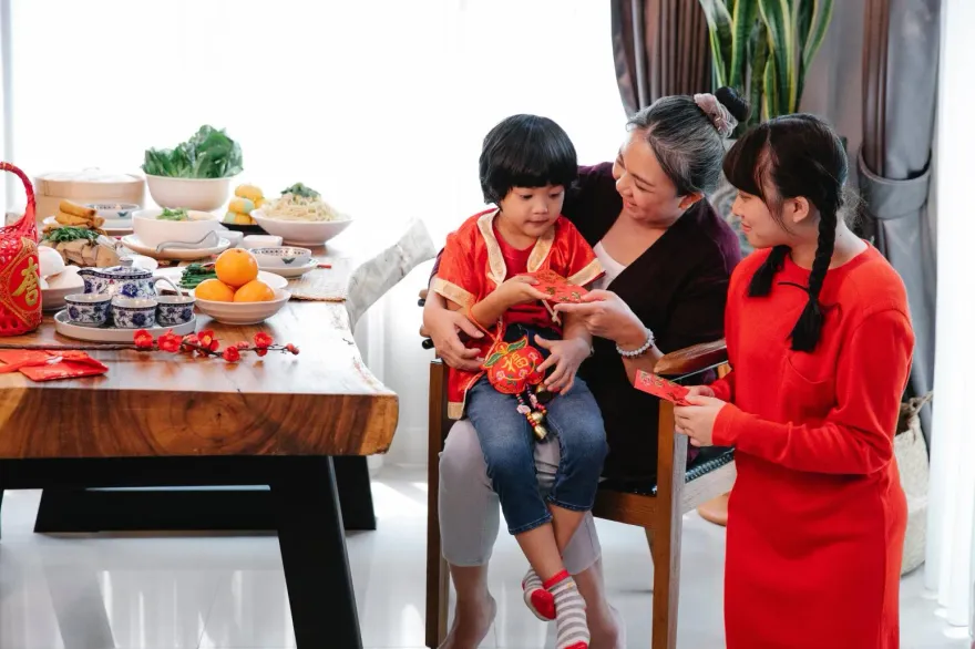 姑姑突給「鼓起的紅包」！打開一算「金額超觸霉頭」　網怒罵：太缺德