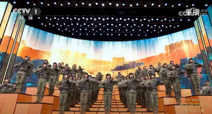 影/帶步槍上春晚！解放軍作戰部隊首登台唱軍歌　美學者：具恐嚇意味