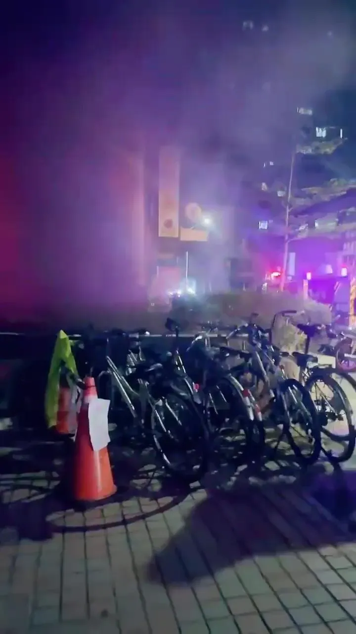 影/台中大樓地下停車場無名火！黑煙狂冒直擊　1住戶預防性送醫