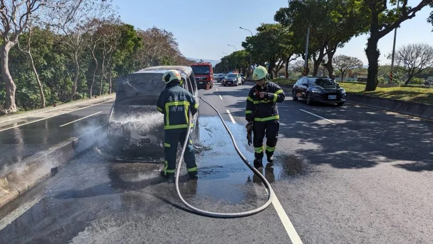 快訊/北市大度路廂型車陷火海！警消封路搶救　後方大回堵