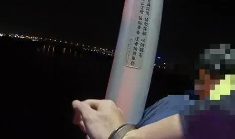 情傷男跨坐新月橋！暖警開聊立馬上銬披外套　原因讓人感動