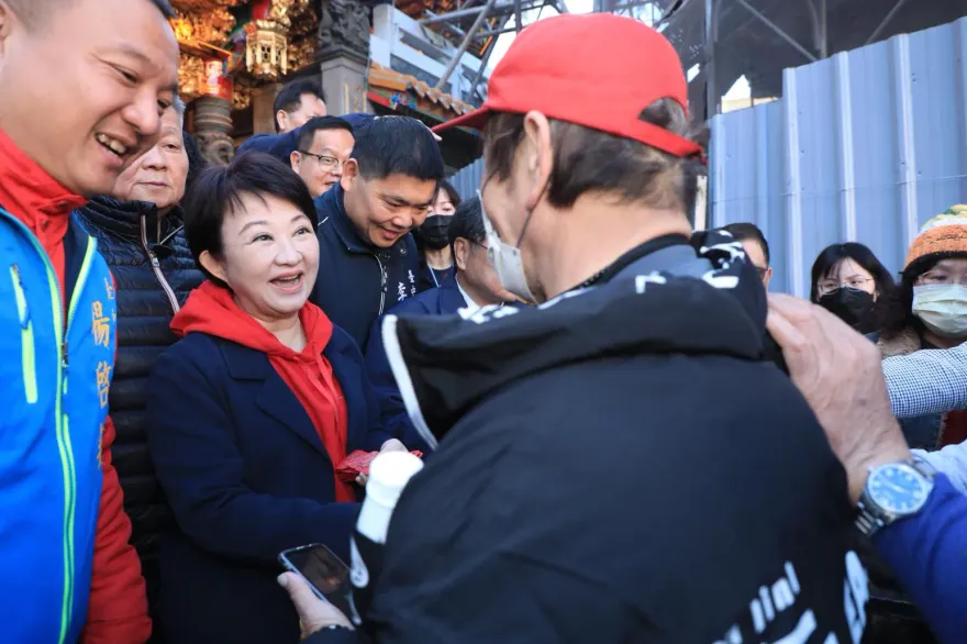 盧秀燕年初二連跑3廟　民眾清晨4點新竹搭火車到台中搶領「龍年小紅包」