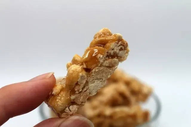 過年零食吃太多小心身材大走鐘！「花生糖」熱量竟高達562大卡