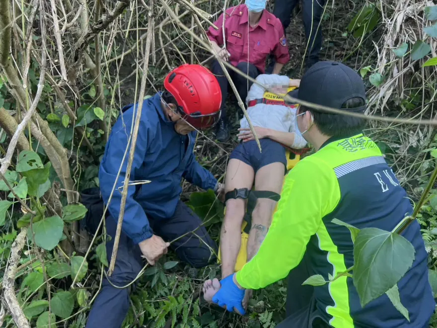 影/基隆忘憂谷驚傳男子砍草摔下山　警消空拍機定位找到人