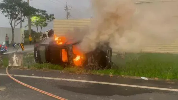快訊/初二悲報！知名台語歌手為了閃狗自撞　車輛翻覆起火畫面曝
