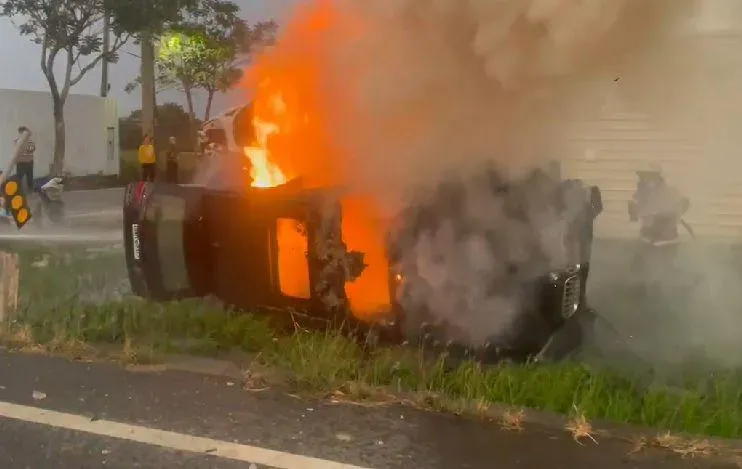 踹破玻璃死裡逃生過程曝！楊哲台南自撞火燒車險喪命　心有餘悸自述經過