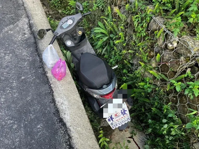 影/疑精神不濟出事！阿里山公路驚見歐巴桑連人帶車摔山溝