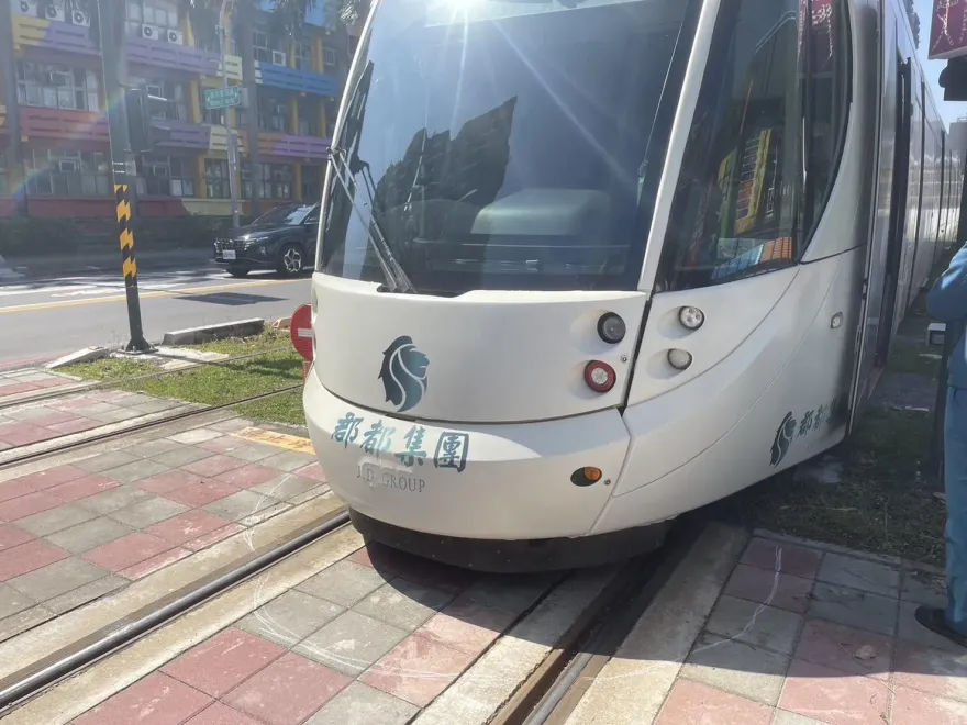 影/高雄輕軌又挨撞！婦紅燈右轉撞列車頭擦傷　高捷將求償