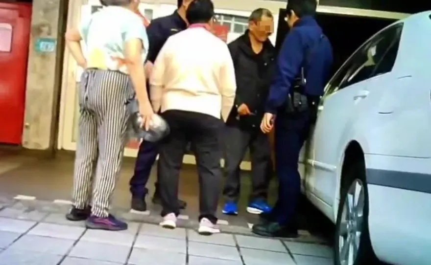 影/違停騎樓遮車牌遭檢舉　2婦揮瓢盆咆哮罵警…照開單