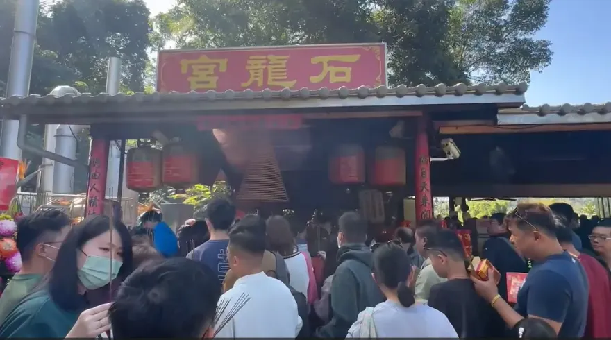 初三走春「南投泡麵土地公廟」擠滿大人小孩　廟方：1天吃掉700箱