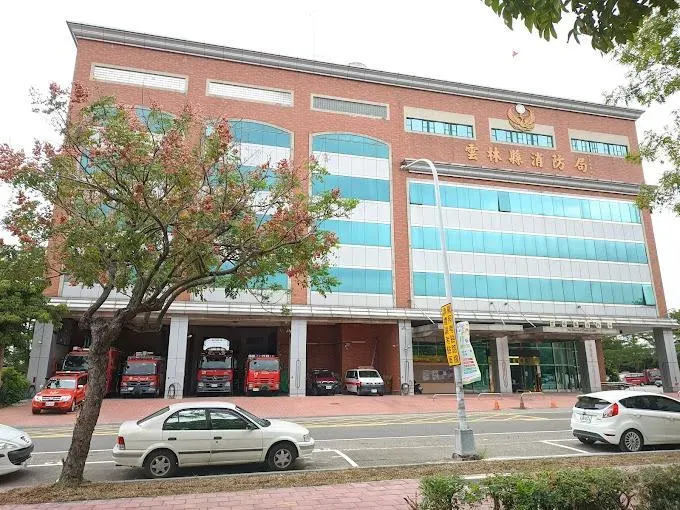 雲林孕婦肚痛上廁所「小孩生出來了」　消防員架梯爬2樓…送醫「只花5分鐘」