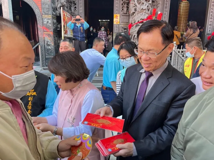 備戰2026？張啟楷年初二「合體黃敏惠」！參香巧遇齊送鄉親紅包