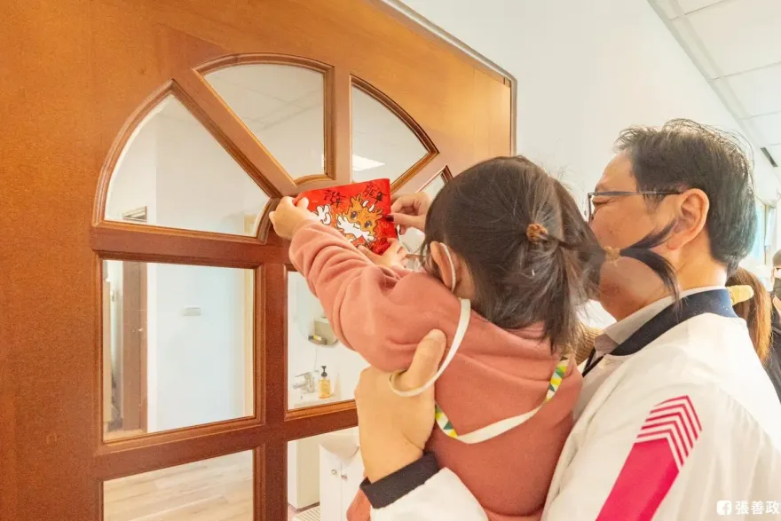 張善政太暖初三就惹鼻酸！探訪育幼院這一幕太感人