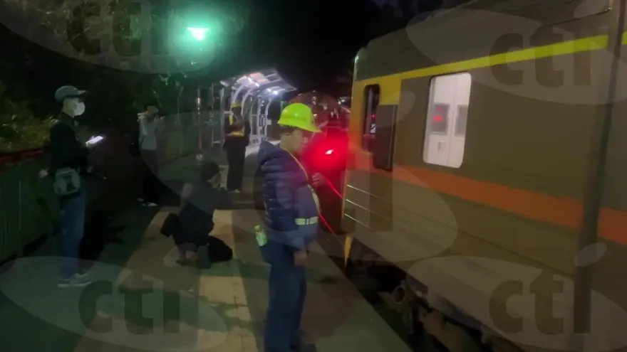 獨/出軌車廂擦撞月台「冒煙」畫面曝！台鐵平溪線漏夜搶修中
