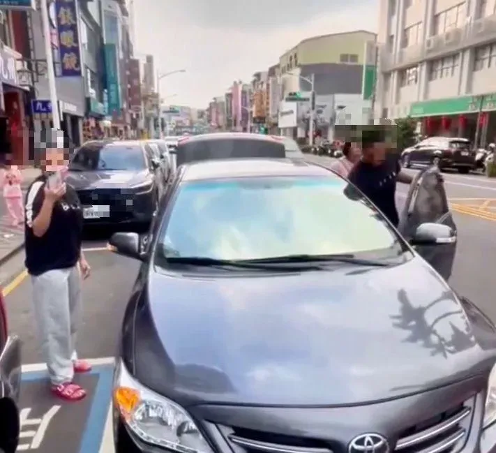 影/拍照檢舉違停爆街頭衝突！　車主家人拿手機錄怒嗆「檢舉達人在這啦」