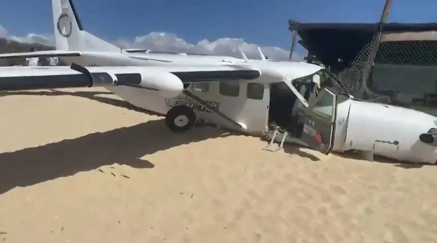 影/死神從天而降！小飛機緊急迫降　沙灘上男子疑遭輾斃