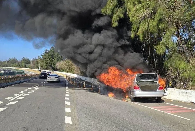 影/台61後龍匝道前火燒車！「烈焰吞噬整輛車」一家4口驚險逃離