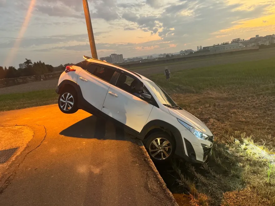 影/同地點又有「阿北出事了」！台中酒駕男連人帶車「插」進田裡警傻眼