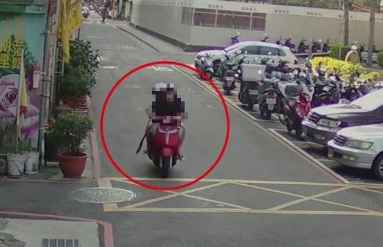 影/三重男行車糾紛想討回來　抄開山刀衝回現場…人沒堵到反被銬了