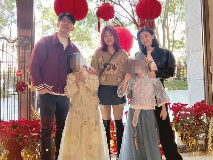 賈靜雯曬全家福拜年！梧桐妹「緊靠孫志浩」同框照　撒嬌喊：我跟爸比