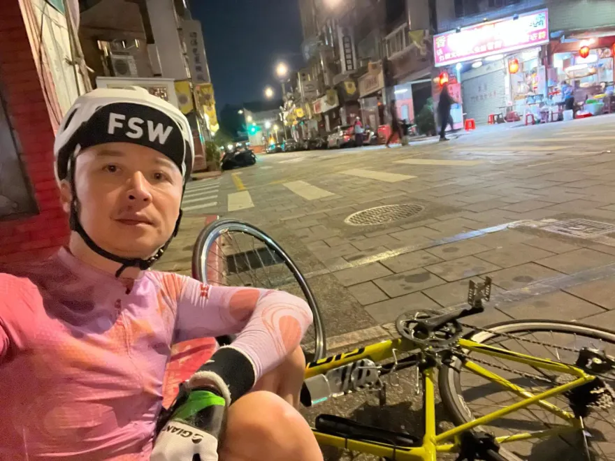 八點檔男星春節出遊竟「顫抖無力倒地」！路人連番救援　他感動：台灣最美麗的風景